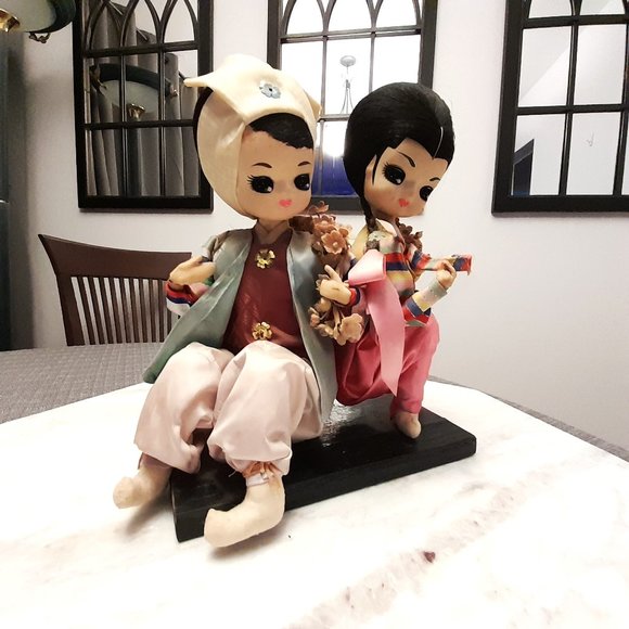 Vintage 1970's Pair of Bradley Asian Dolls on Lacquered Platform - Picture 7 of 11